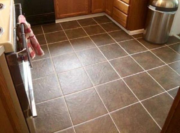 керамическая коричневая плитка на полу кухни