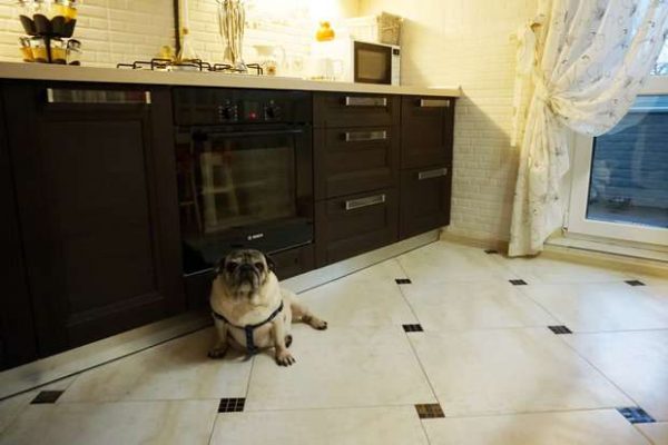 бежевая плитка на полу кухни с чёрными квадратиками 