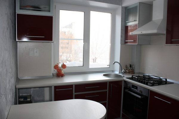 угловая кухня с бордовыми фасадами