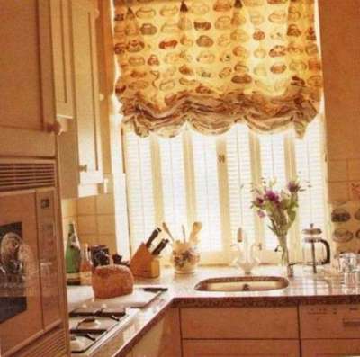 шторы со сборками на небольшой угловой кухне