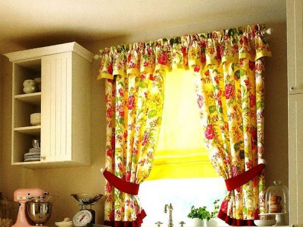 яркие шторы с цветочным принтом на кухне