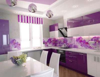 фиолетовая кухня с короткими шторами
