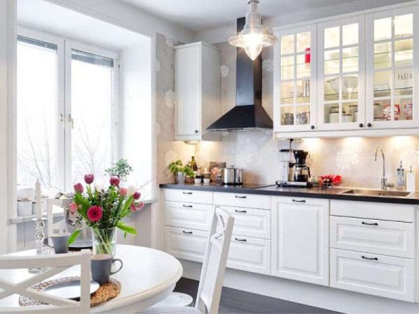 сочетание белого цвета с ярким декором в интерьере кухни