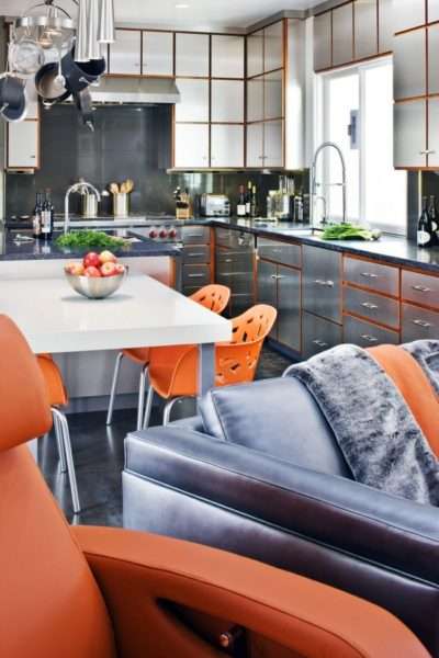 сочетание оранжевого цвета с металлическими деталями в интерьере кухни