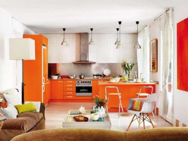 сочетание оранжевого с белым в интерьере кухни