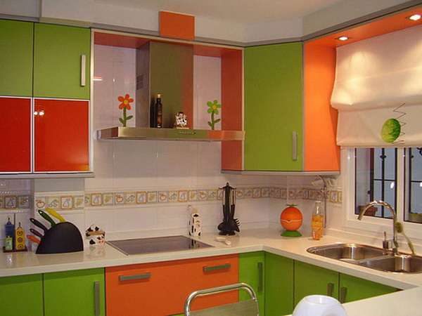красный, зелёный, оранжевый в интерьере кухни