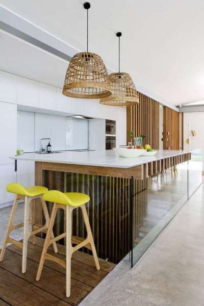 жёлтые стулья в интерьере современной кухни