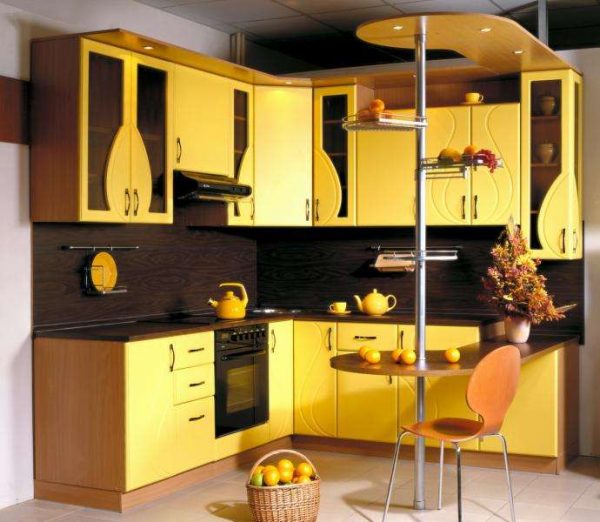 жёлтая бюджетная угловая кухня
