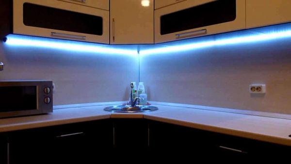 угловая кухня эконом класса со светодиодными лентами
