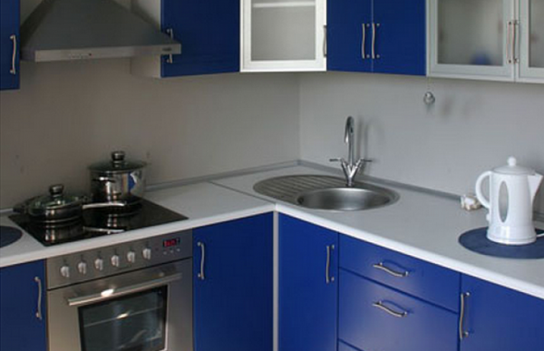 синяя недорогая угловая кухня