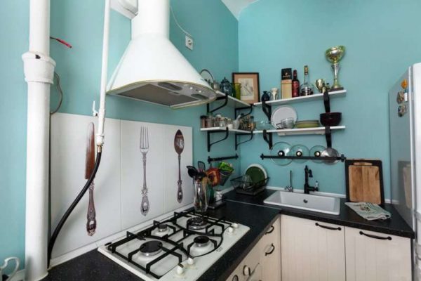 белая угловая кухня с голубыми стенами