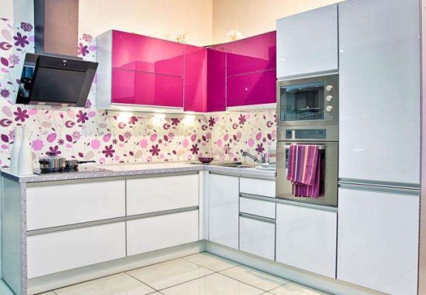 розовые шкафы на угловом гарнитуре кухни