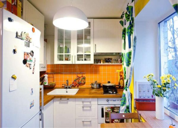 угловой гарнитур на маленькой кухне с жёлтым фартуком