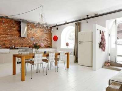 белая кухня с кирпичной стеной
