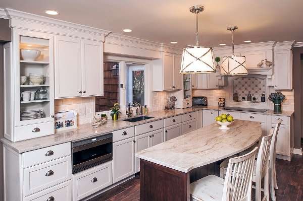 мрамор в интерьере светлой кухни в классическом стиле