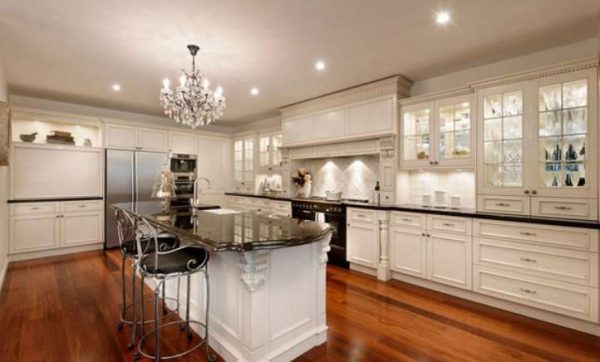 полы из ламината в интерьере белой кухни в классическом стиле