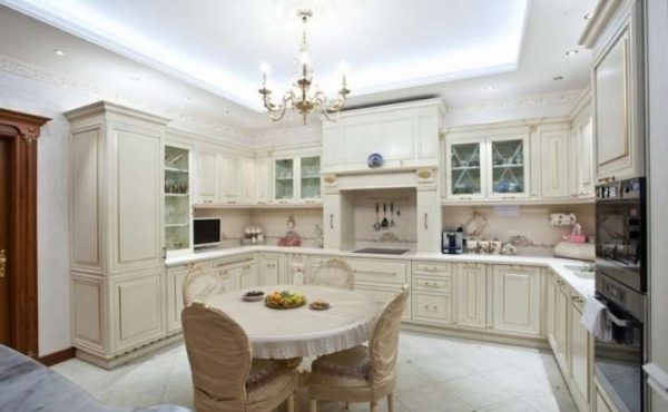 светлая кухня в классическом стиле с круглым столом