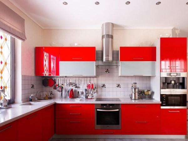 красный глянцевый фасад в интерьере кухни