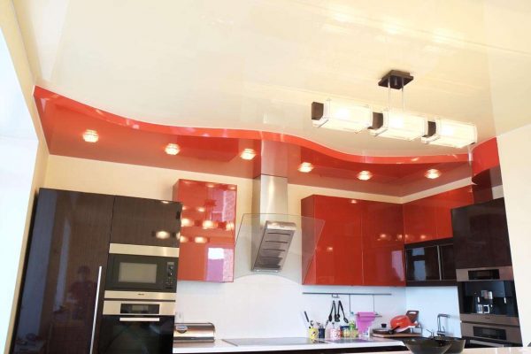 красный цвет кухни со встроенным освещением