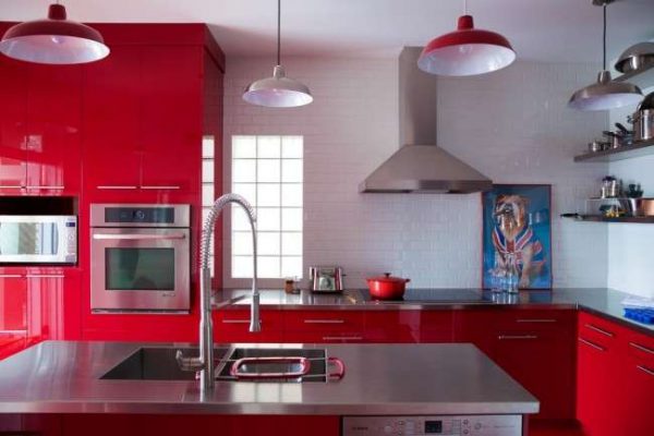 красный гарнитур в интерьер кухни с белыми стенами