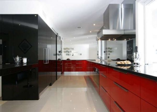 красный и чёрный в интерьере кухни