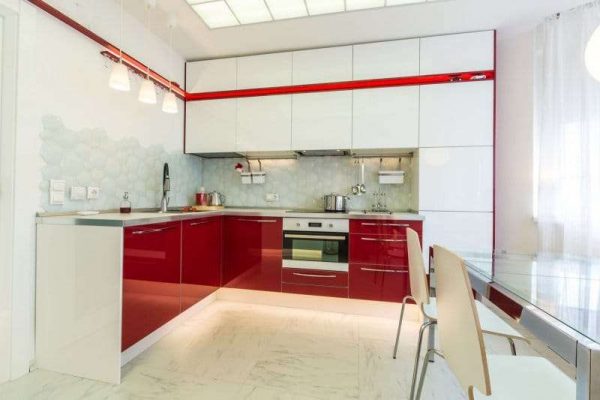 красные нижние шкафы в интерьере кухни