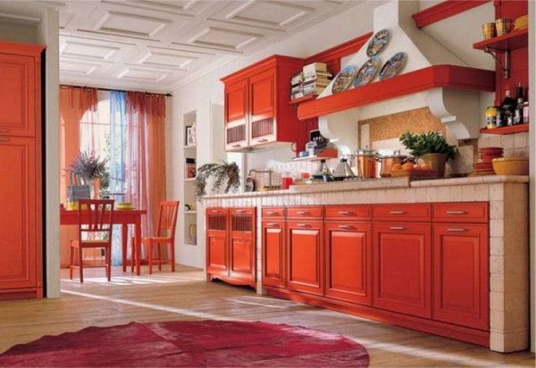 красный гарнитур в интерьере кухни в классическом стиле