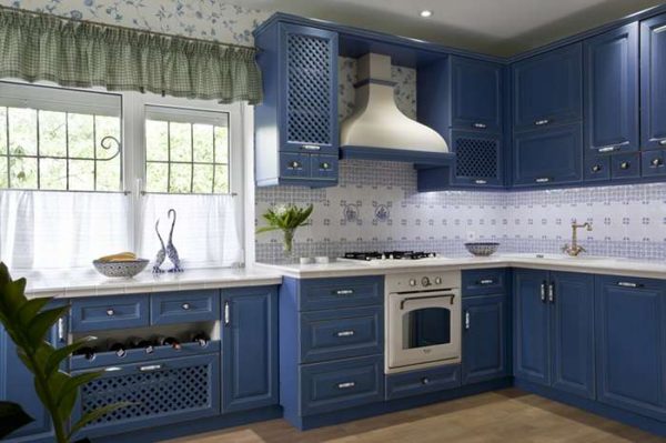 синяя кухня в стиле прованс