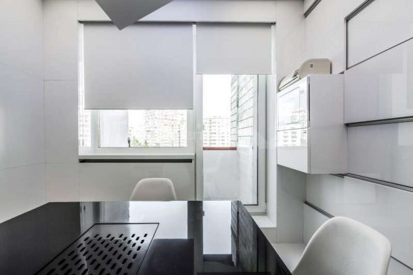 шторы рулонные на окне кухни минимализм