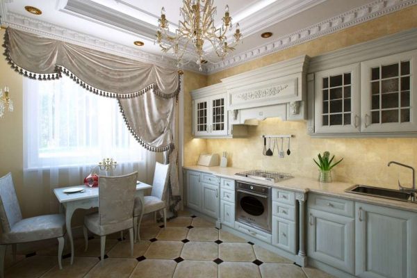 интерьер кухни в классическом стиле с лепниной на потолке