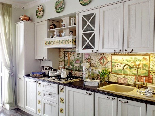 керамическая плитка на фартуке в интерьере кухни в классическом стиле