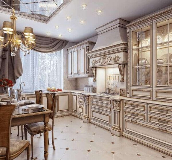 зеркало на потолке кухни в классическом стиле