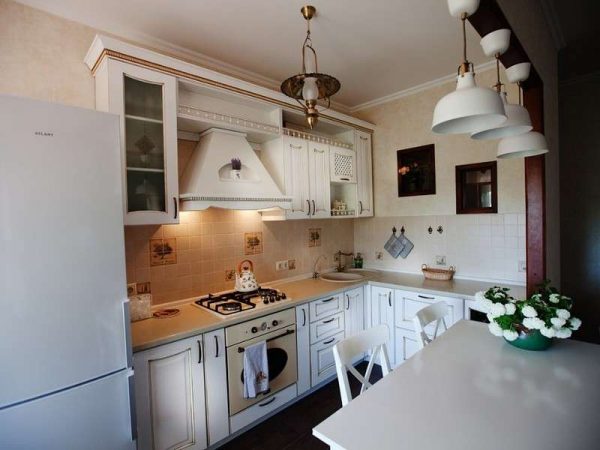 белый гарнитур на кухне в классическом стиле