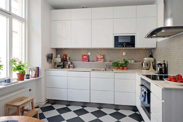 белая кухня с полами шахматами в однокомнатной квартире