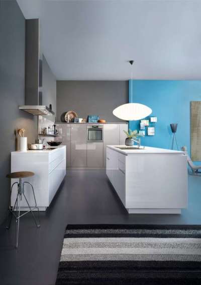 интерьер кухни в стиле хай тек с голубой стеной
