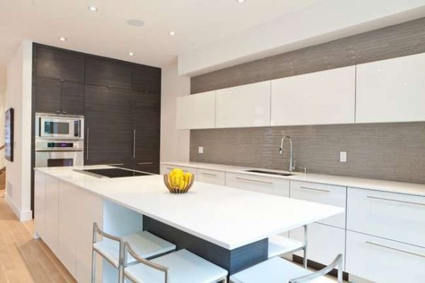 белый потолок на кухне в стиле модерн
