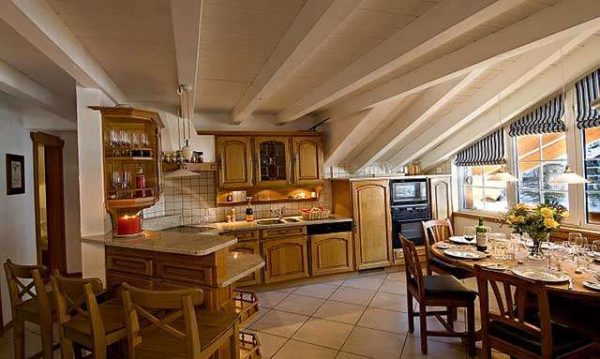 интерьер кухни в стиле шале с фартуком из керамической плитки