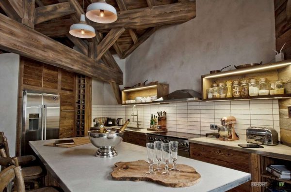 массивные деревянные балки на кухне в стиле шале