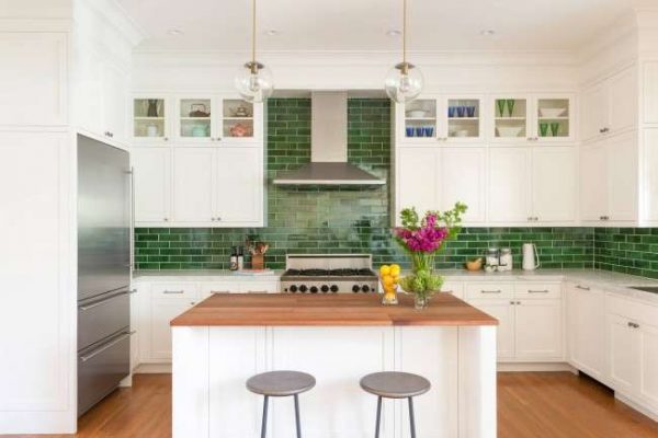 зеленый цвет фартука в интерьере кухни