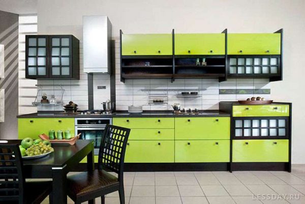 зеленый цвет с коричневым в интерьере кухни