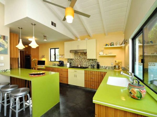 зелёная столешница в коричневой кухне