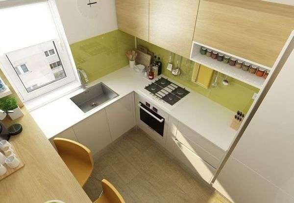 стол у стены на маленькой прямоугольной кухне
