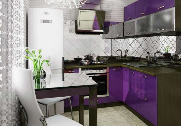 интерьер маленькой фиолетовой кухни в стиле хай тек