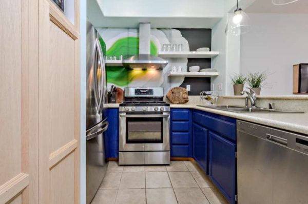 маленькая кухня с синими шкафами