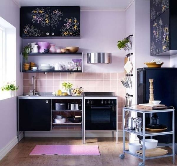 интерьер маленькой фиолетовой кухни