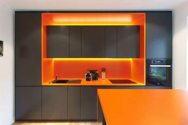 оранжевый с серым на кухне