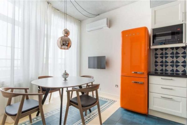 оранжевый холодильник на кухне