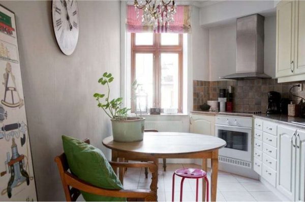 розовые римские шторы в интерьере кухни