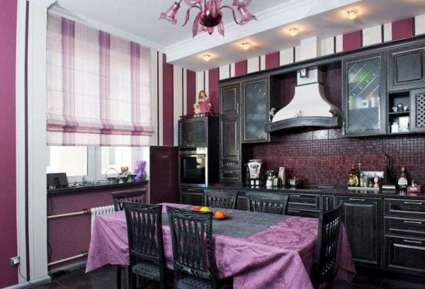 фиолетовые римские шторы в интерьере кухни