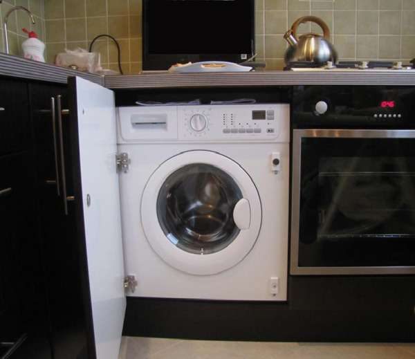 встроенная стиральная машина в интерьере кухни